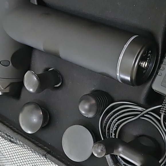 Massage Gun with accessories and charger - Picture 6 of 6